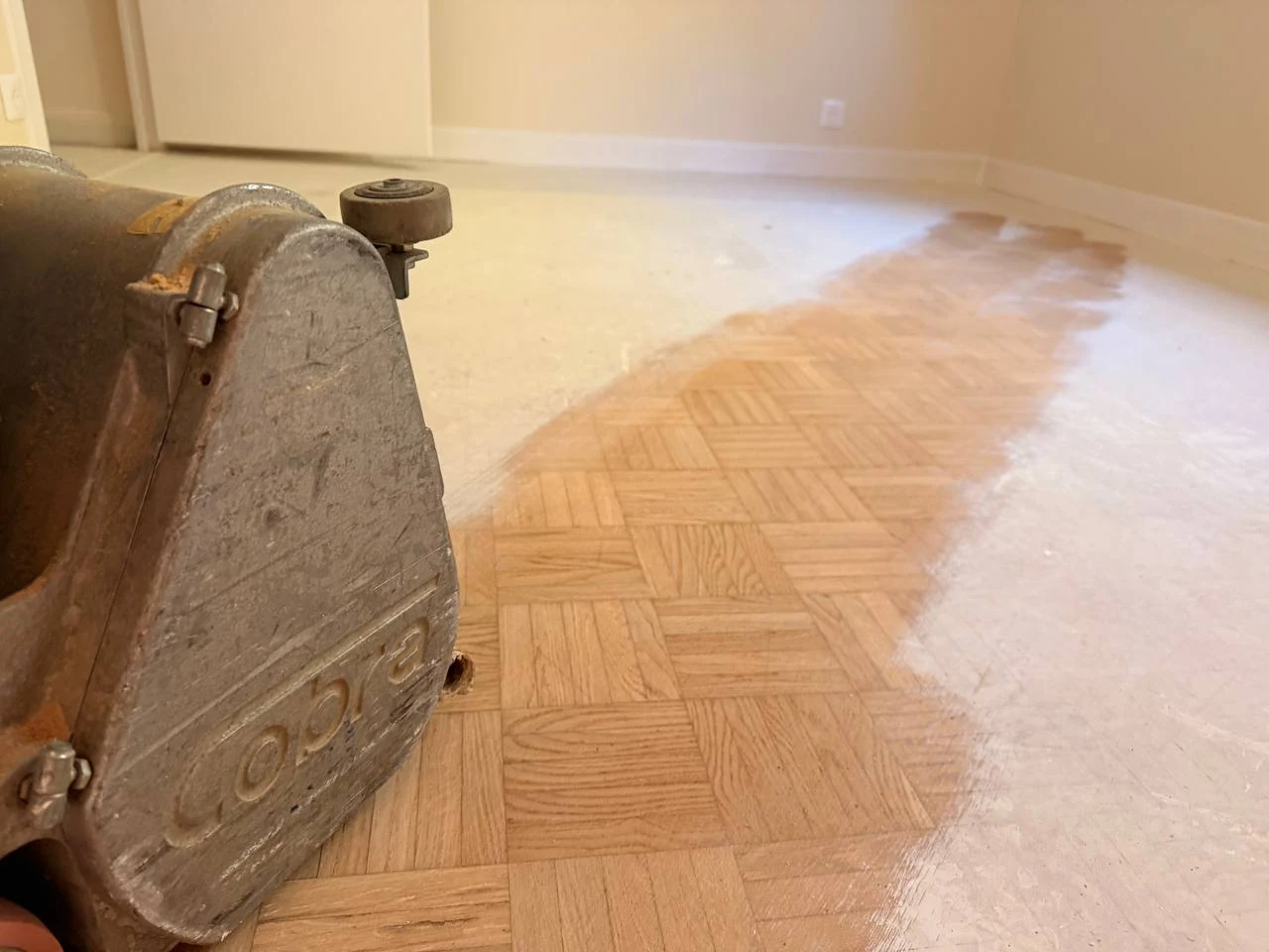 Ponçage du parquet damier après reprise