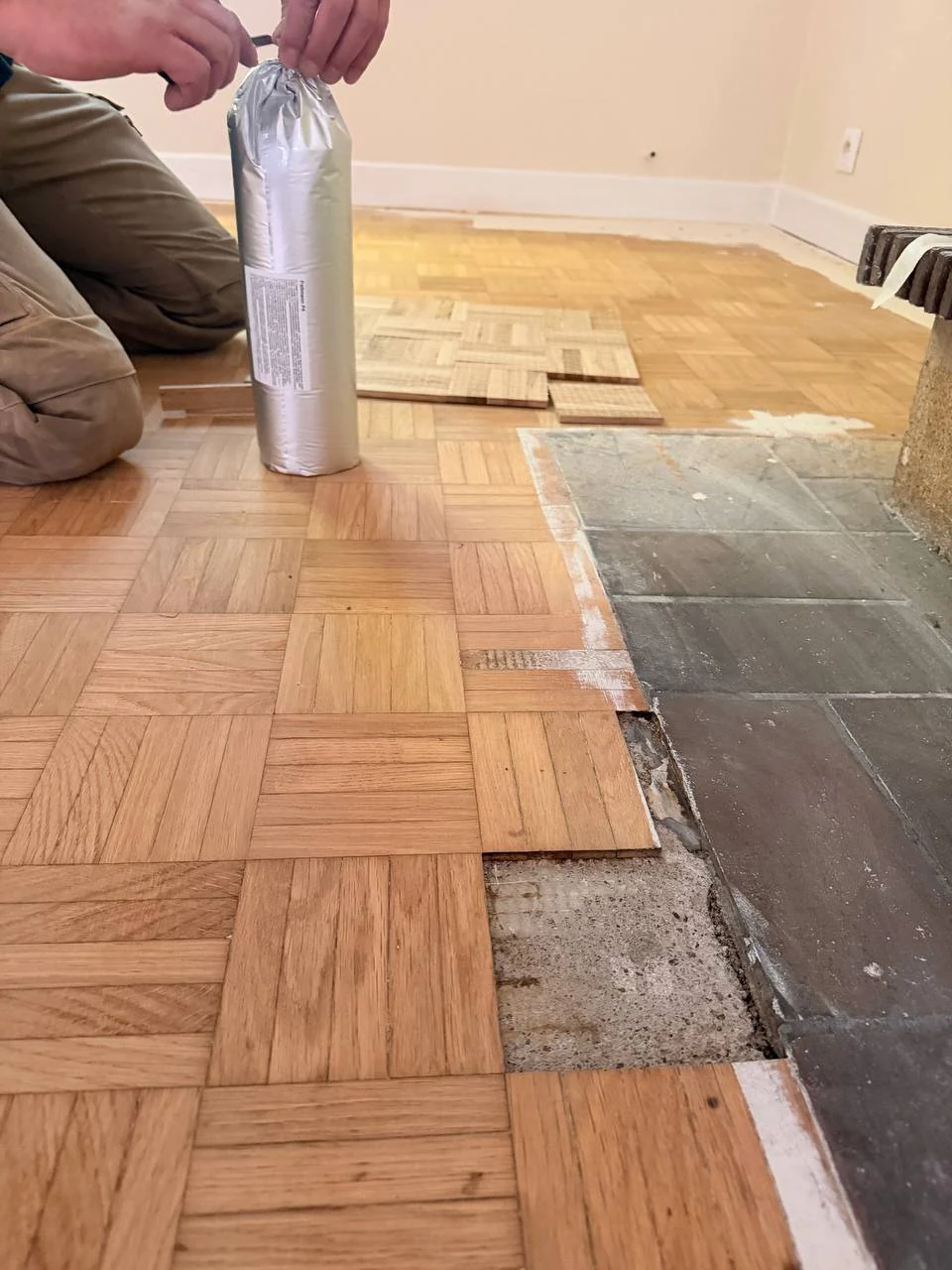 Préparation de la colle parquet Pallmann P4 avant repose des éléments