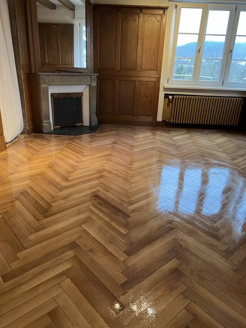 Ponçage d’un parquet ancien en pose point de Hongrie