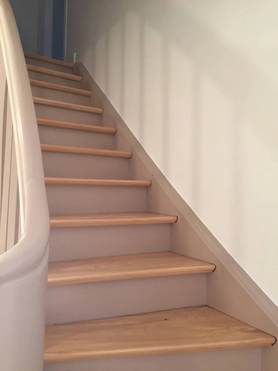 Ponçage de parquet à Wittenheim — Escalier : marches bois clair et contremarches peintes.