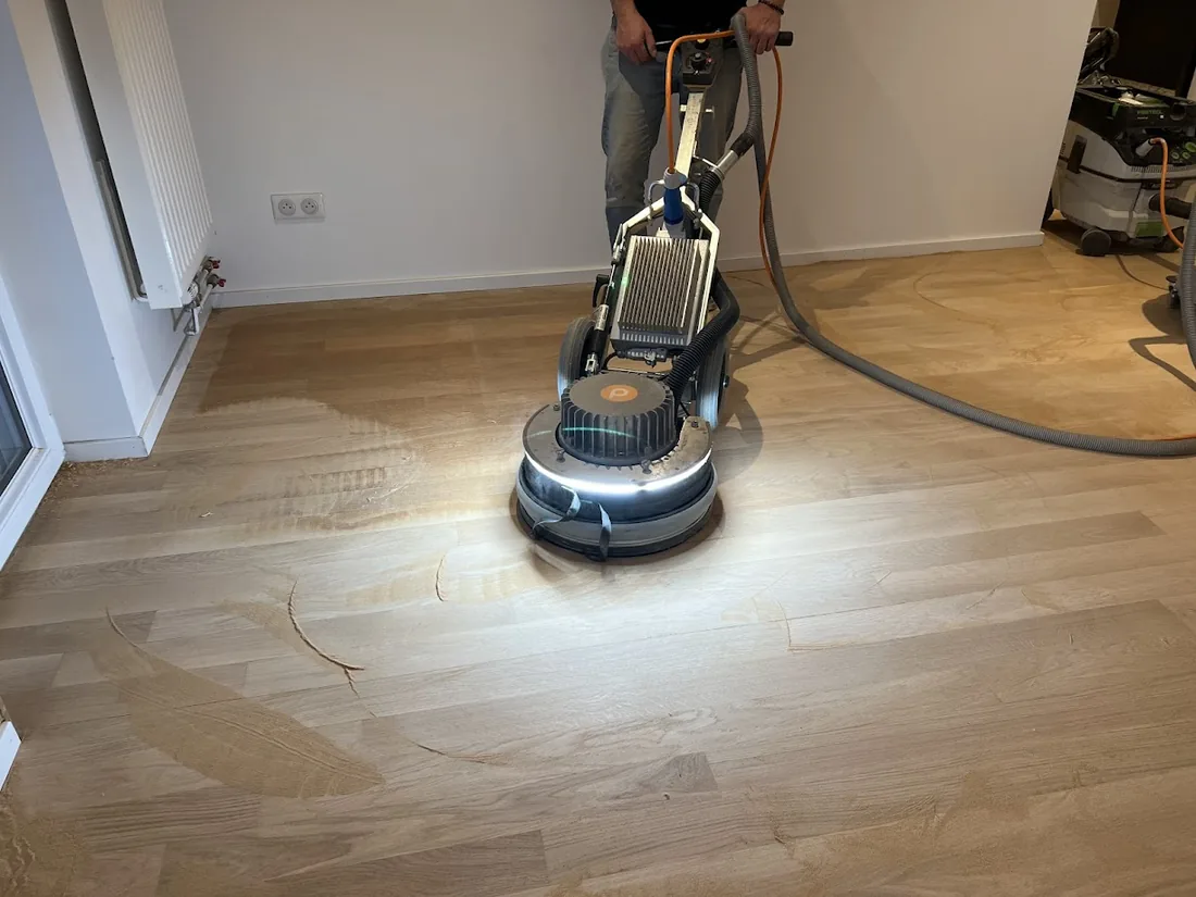 Ponçage de parquet — illustration du savoir-faire