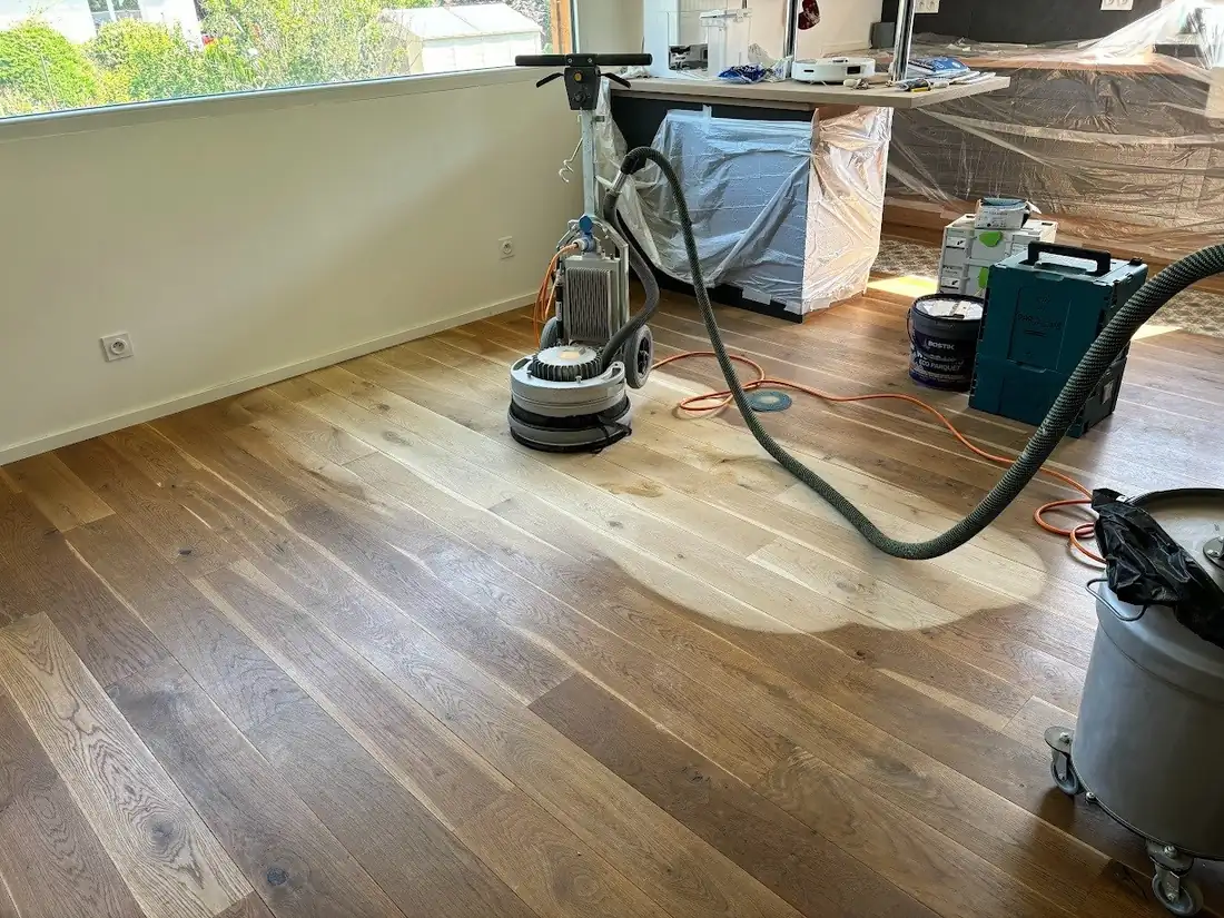 Ponçage de parquet — illustration du savoir-faire