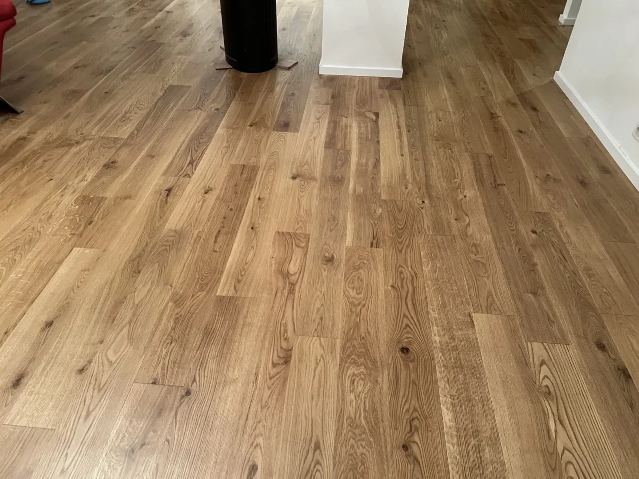 Parquet en chêne avec nœuds, bois ancien à rénover