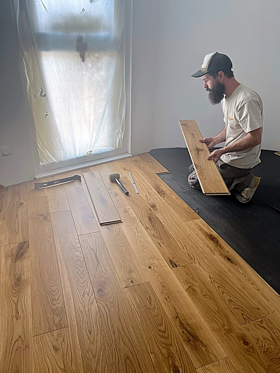 Pose d’un parquet en chêne sur sous-couche lors d’un chantier de rénovation