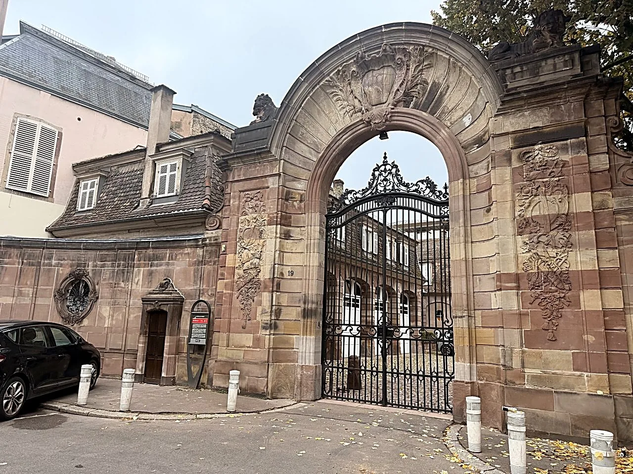 Entrée cochère en grès rose d'un immeuble de caractère à Strasbourg
