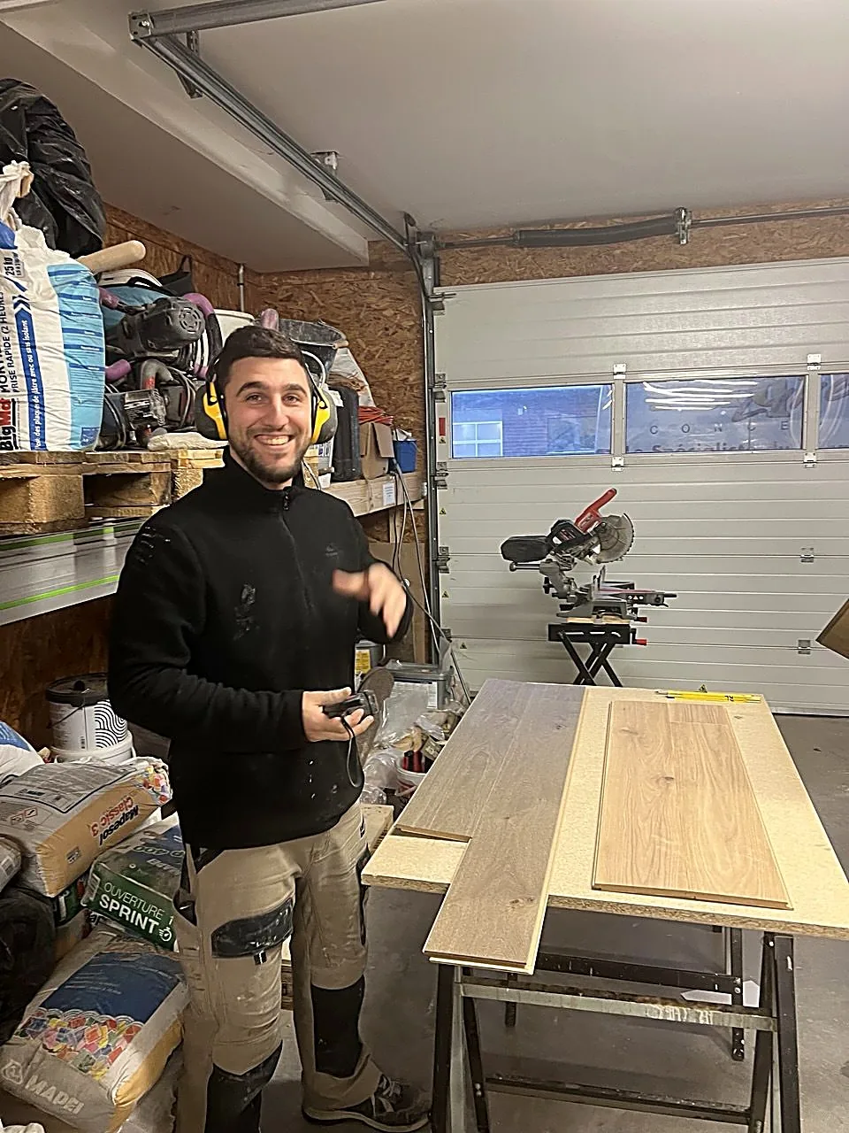 Artisan préparant des lames de parquet dans son atelier