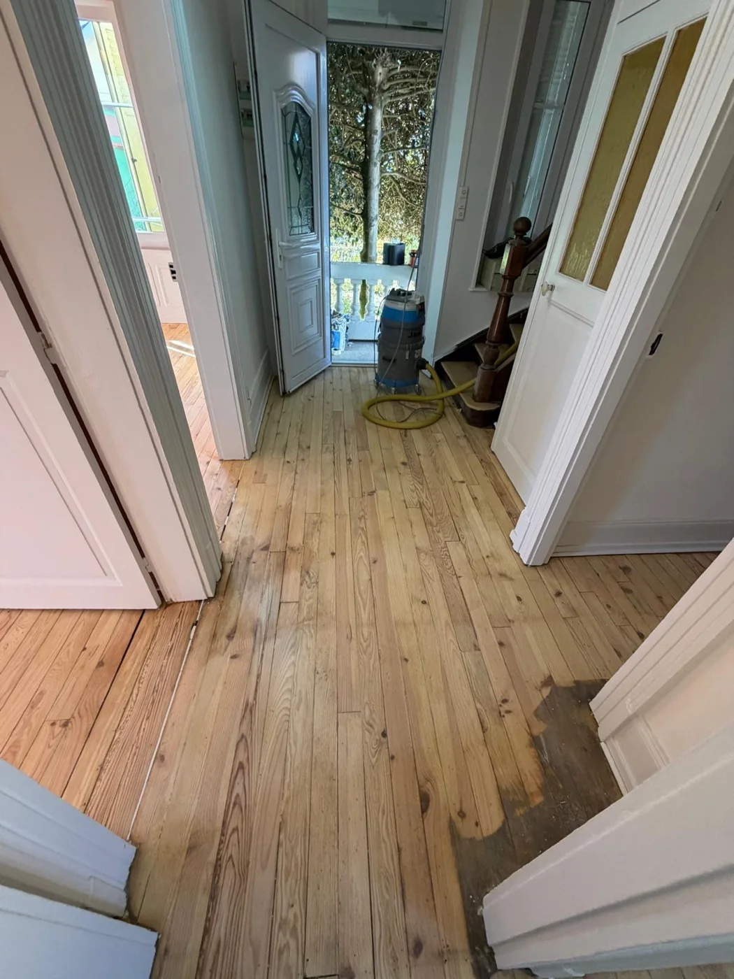 Vue de l’entrée et du pied de l’escalier pendant la rénovation.