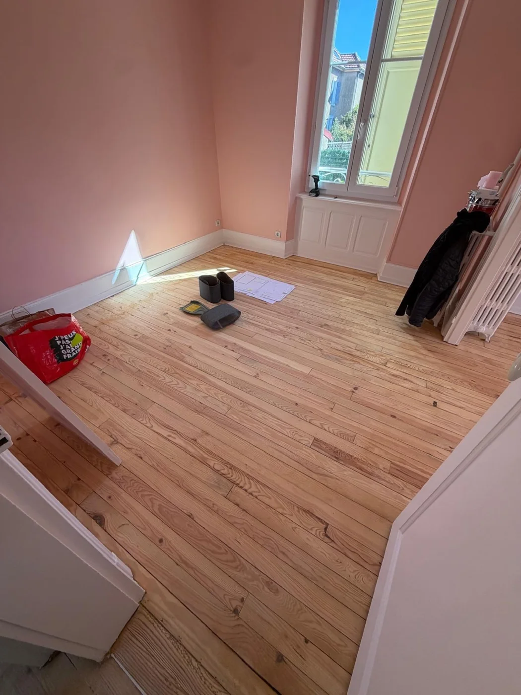 Parquet ancien en cours de rénovation dans une pièce de la maison à Belfort.