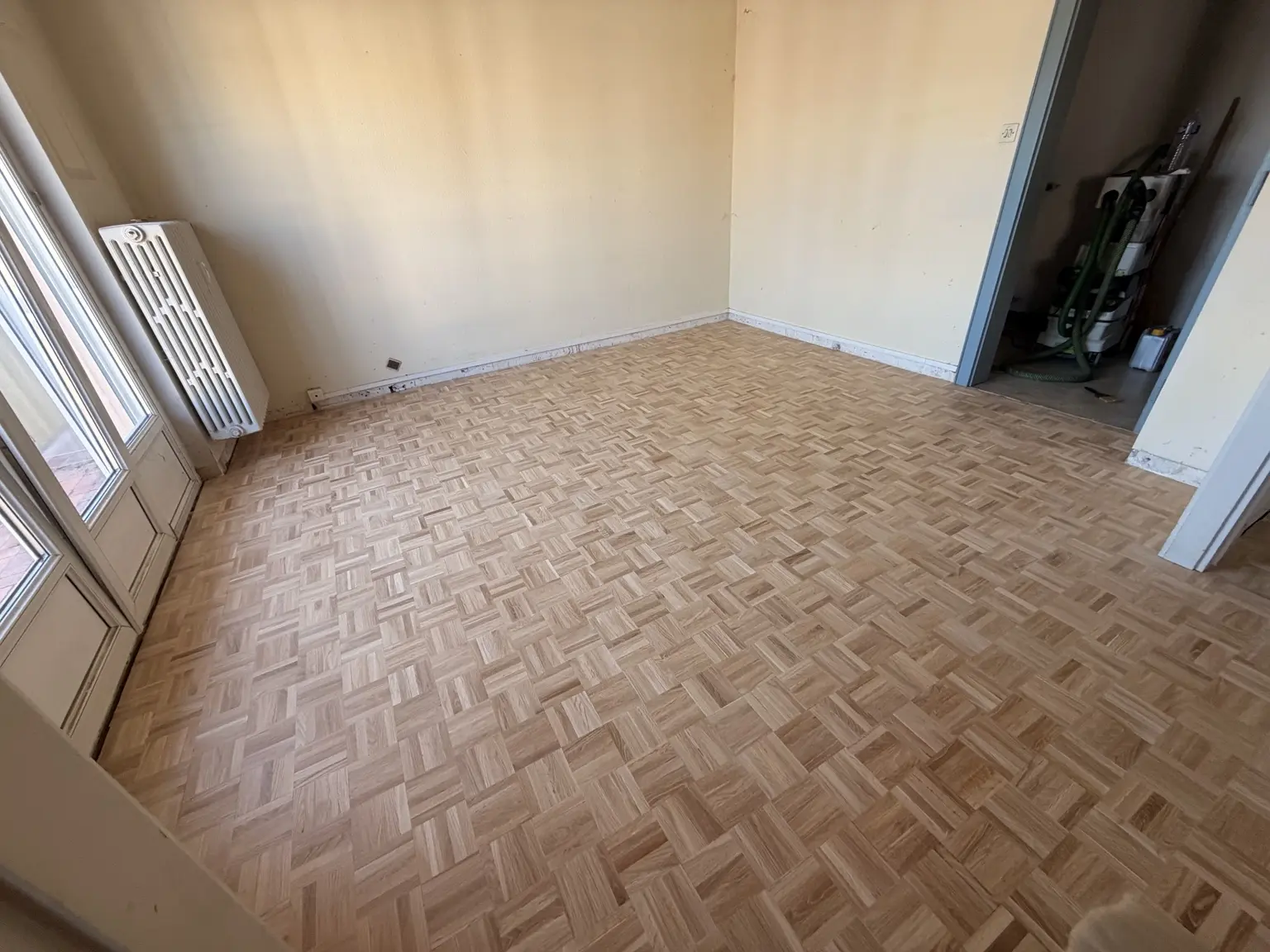 Vue générale du nouveau parquet damier poncé près du quartier Sainte-Marie à Colmar