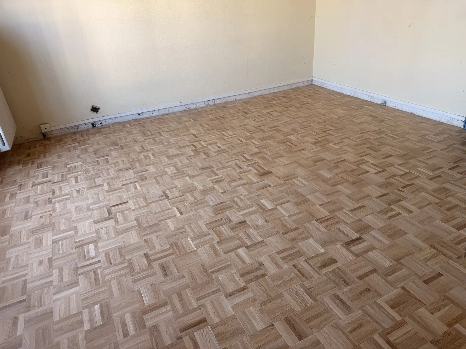 Nouveau parquet mosaïque en chêne poncé à Colmar avant vitrification