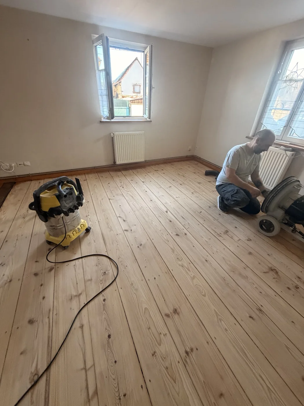 Préparation du parquet en sapin dans la maison alsacienne à Hilsenheim.