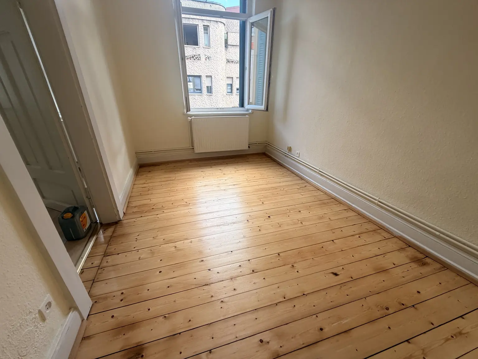 Parquet ancien en sapin rénové dans une chambre à Sarrebourg