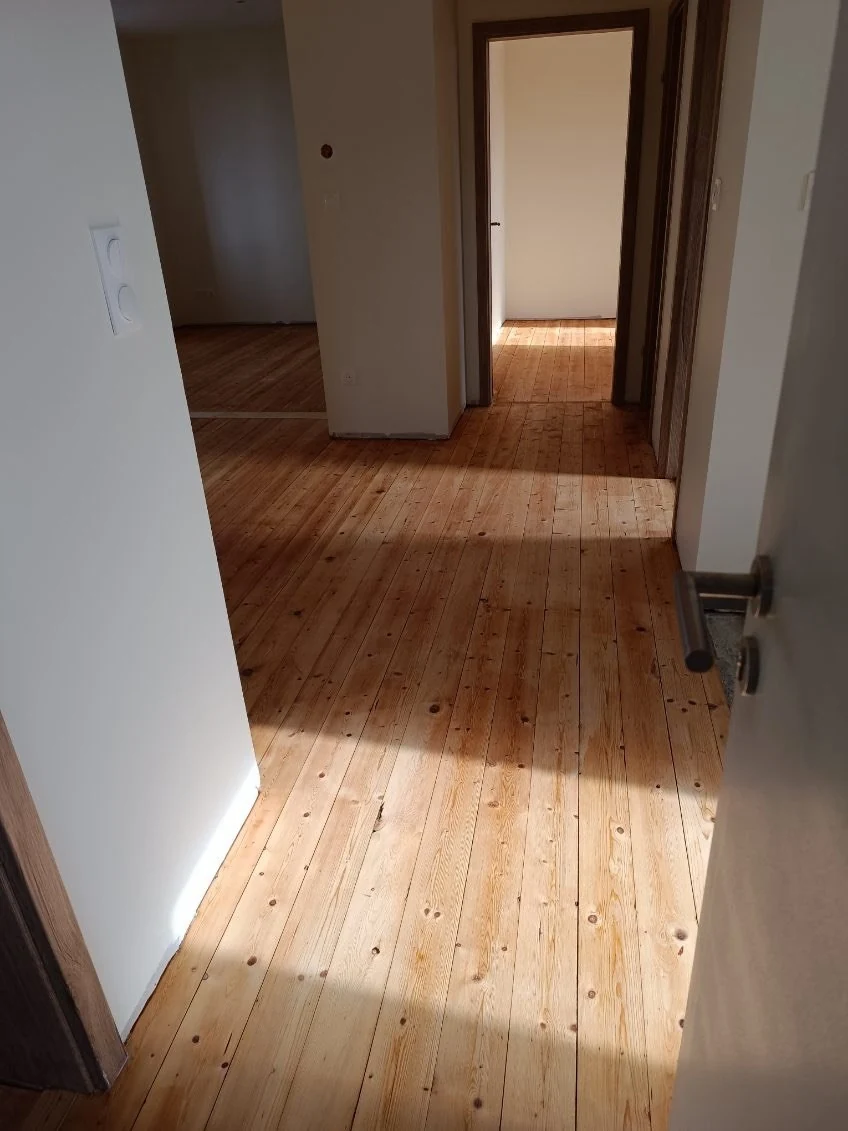 Parquet en bois clair sur une enfilade de pièces