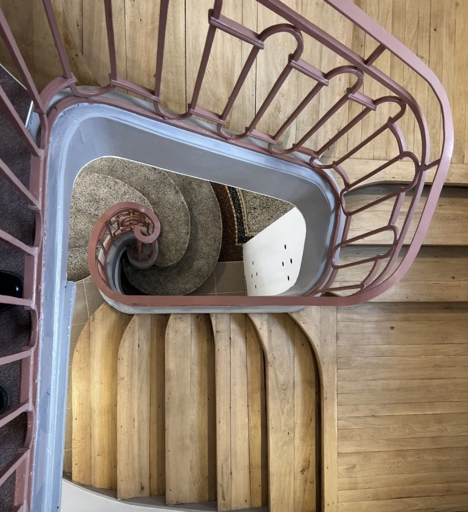 Escalier en bois avec garde-corps métallique