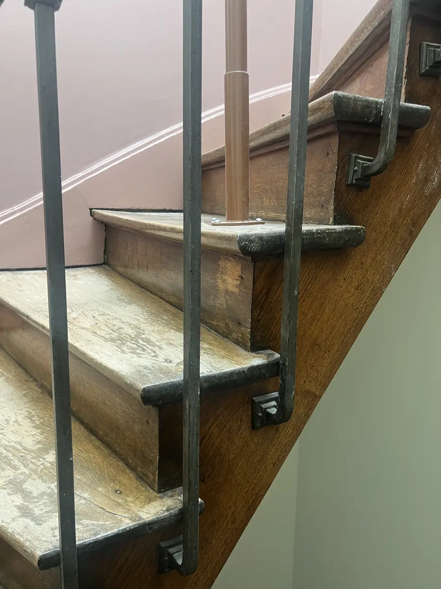 Détail d’un escalier en bois avant ponçage
