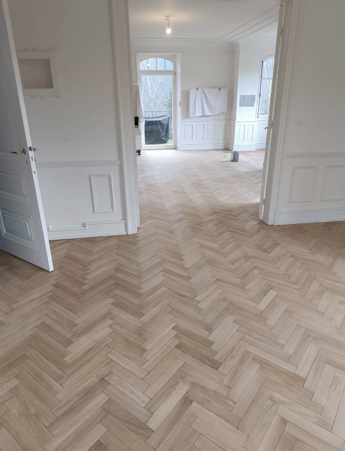 Parquet massif bâton rompu chêne rénové, poncé et vitrifié après travaux à Mulhouse avenue Kennedy