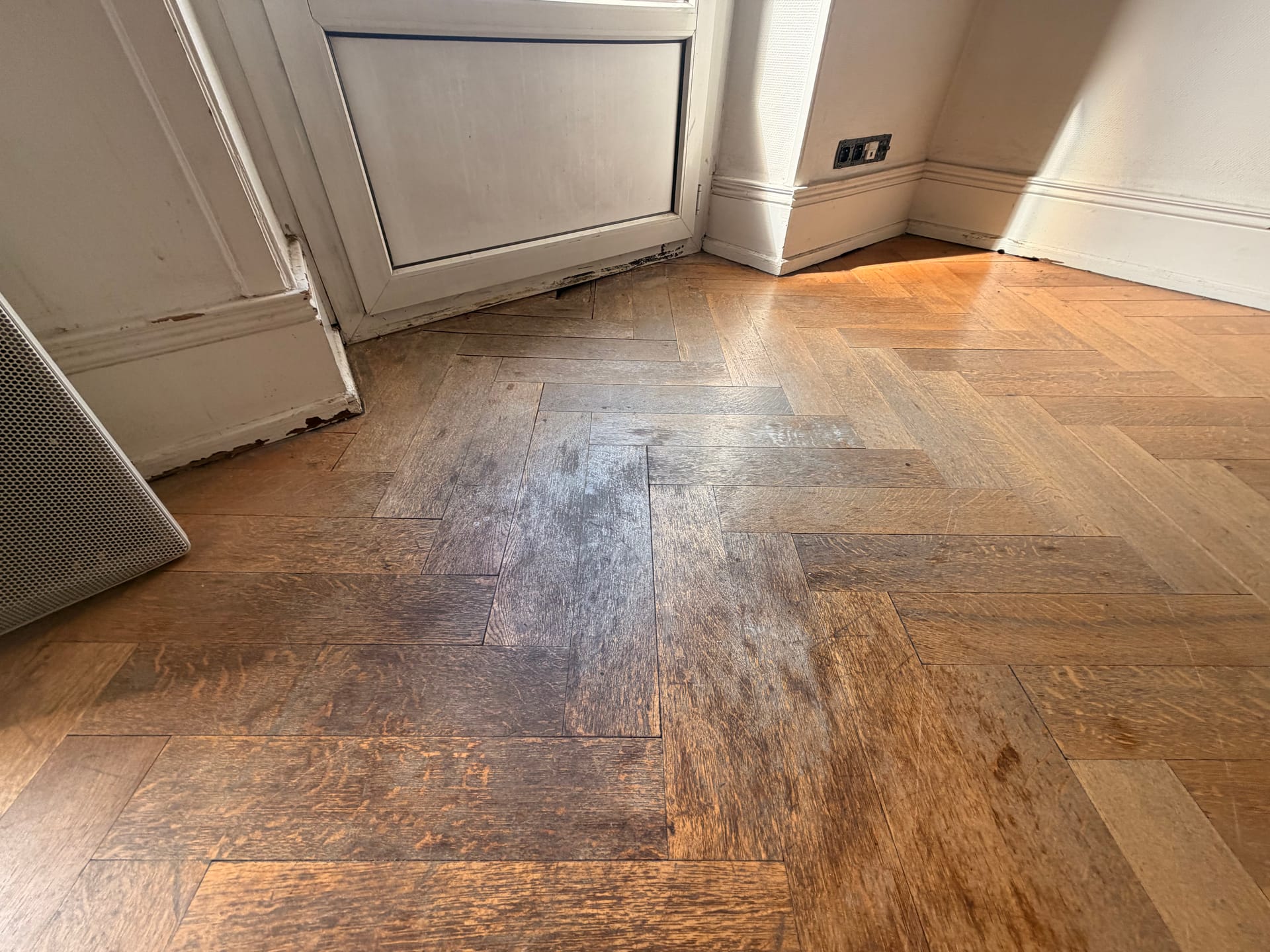 Parquet massif bâton rompu chêne usé et noirci avant rénovation à Mulhouse