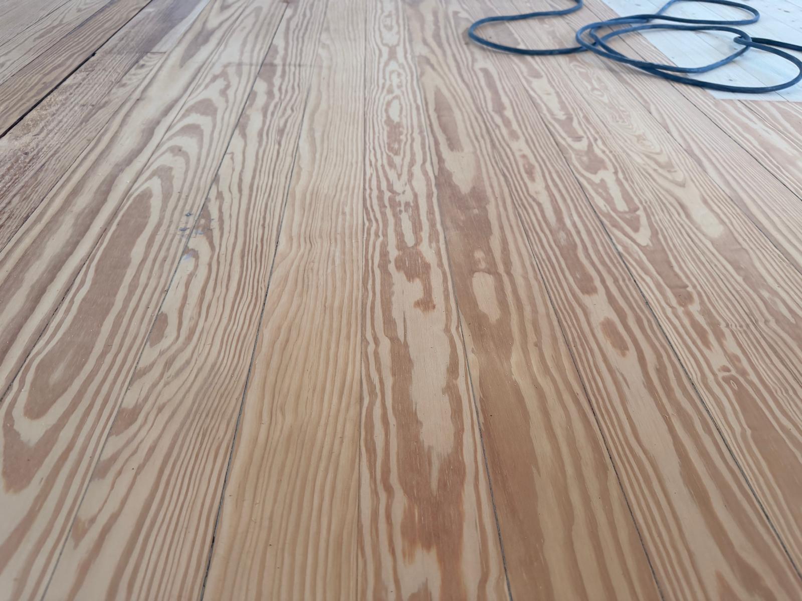 Détail du veinage et des joints des lames pendant le chantier