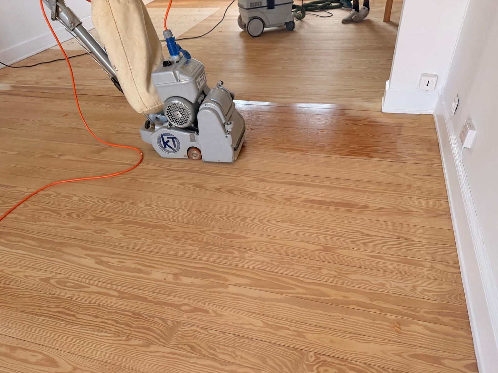 Ponceuse et matériel d’aspiration sur le plancher à Lingolsheim