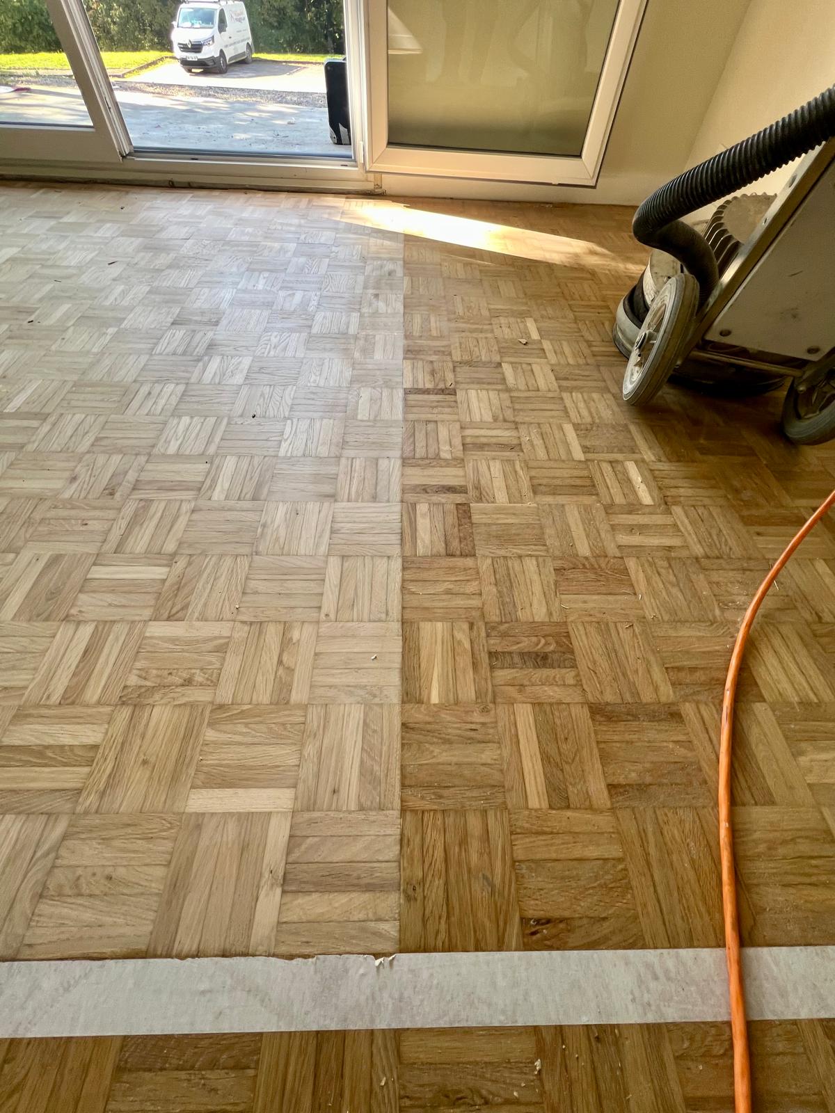 Ponçage en cours d'un parquet en damier à Lingolsheim, machine visible