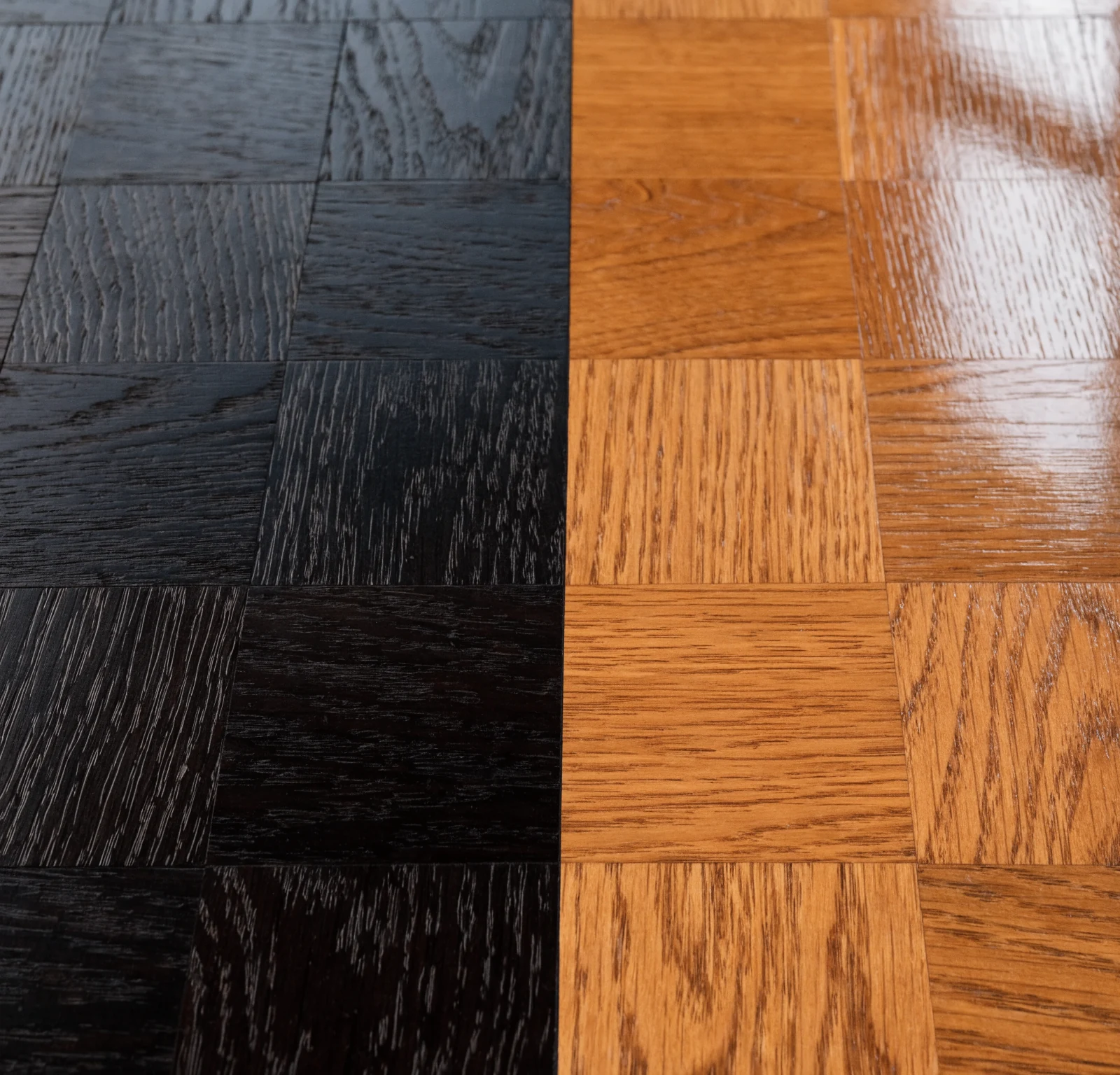 Comparaison de deux finitions sur un parquet mosaïque : teinte sombre mate à gauche, chêne naturel brillant à droite