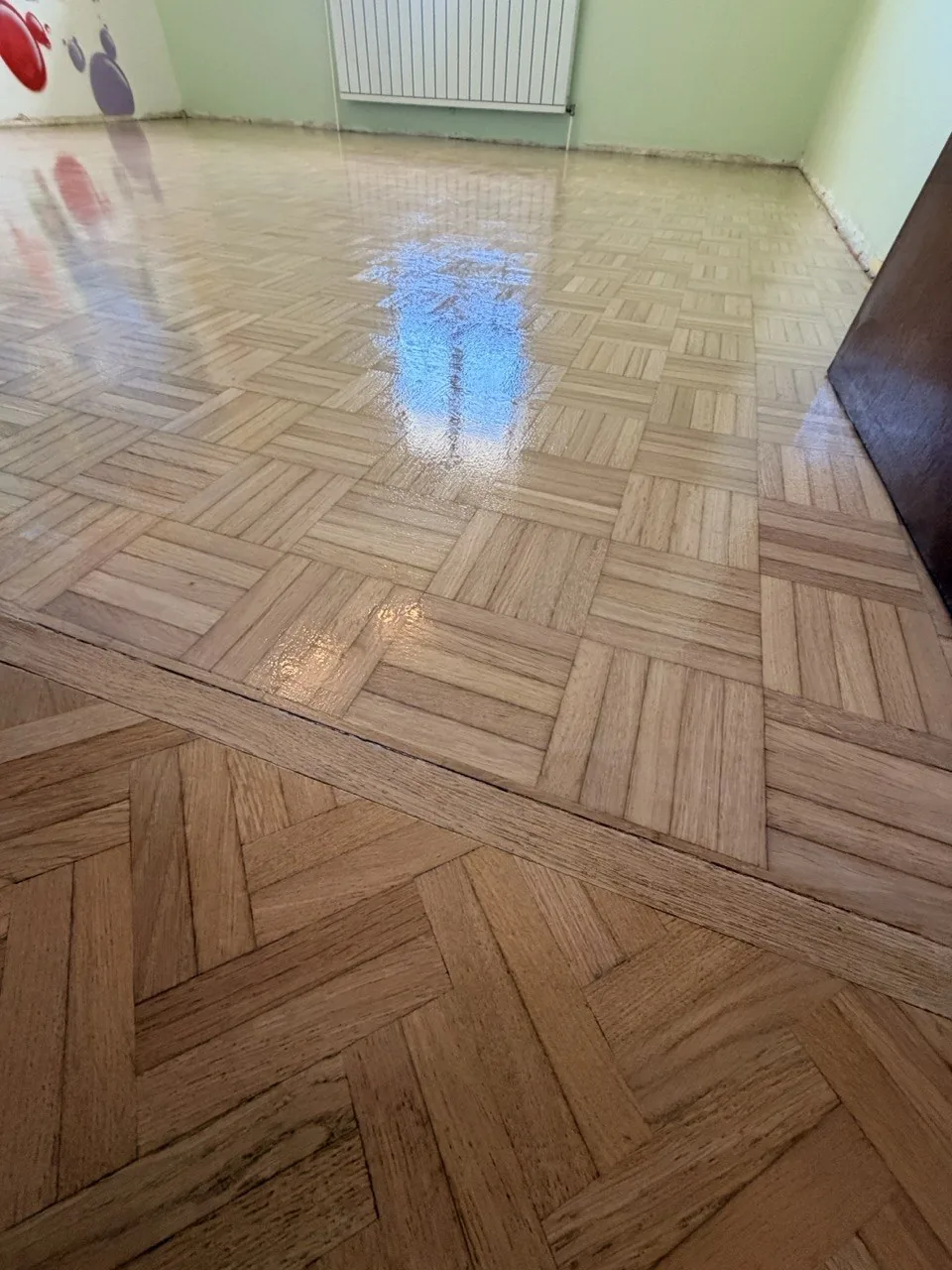 Seuil en bâton rompu et parquet mosaïque en damier dans la même pièce, parquet fraîchement vitrifié