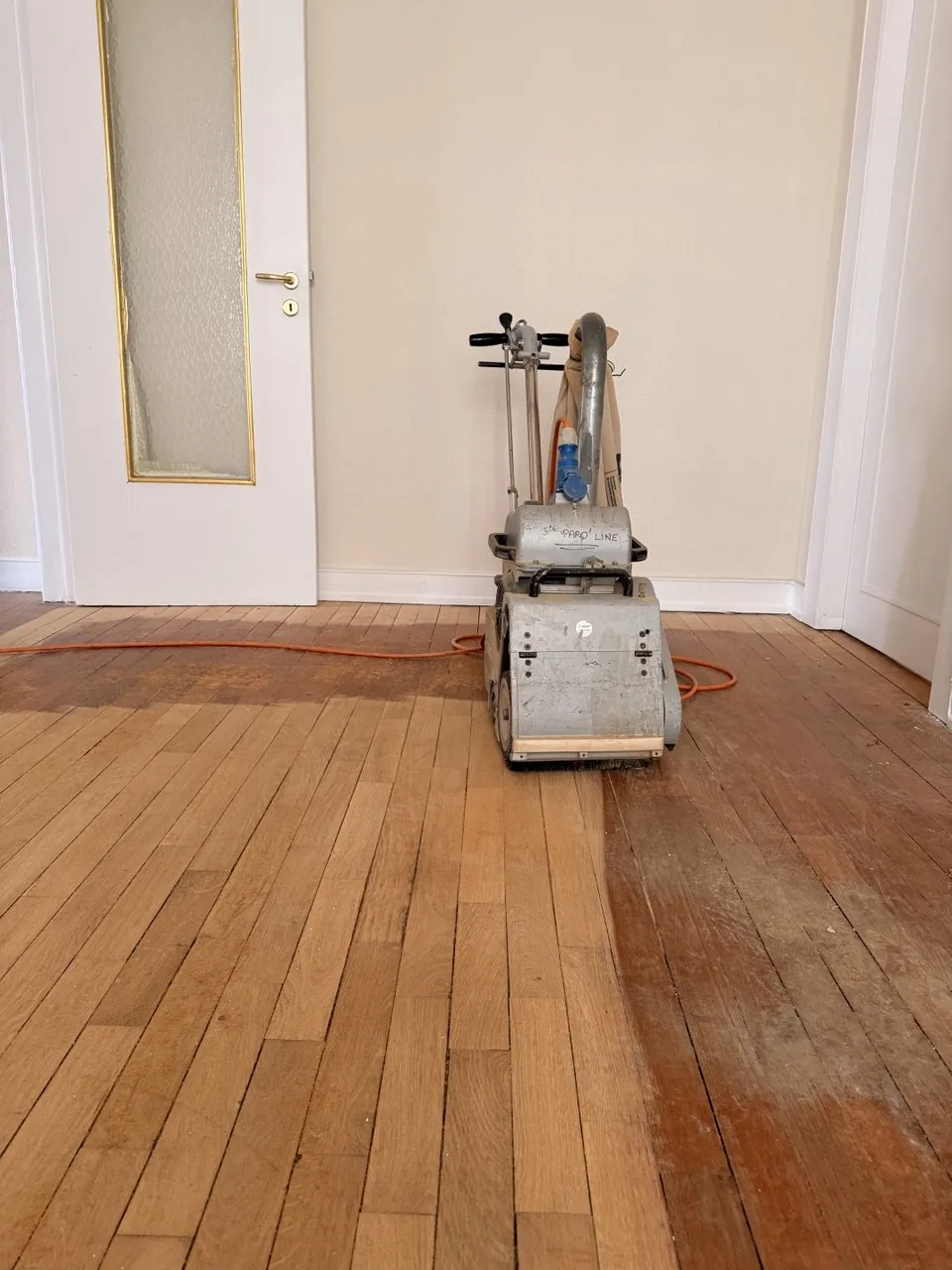 Ponçage et vitrification d'un parquet ancien (réalisation LPR)