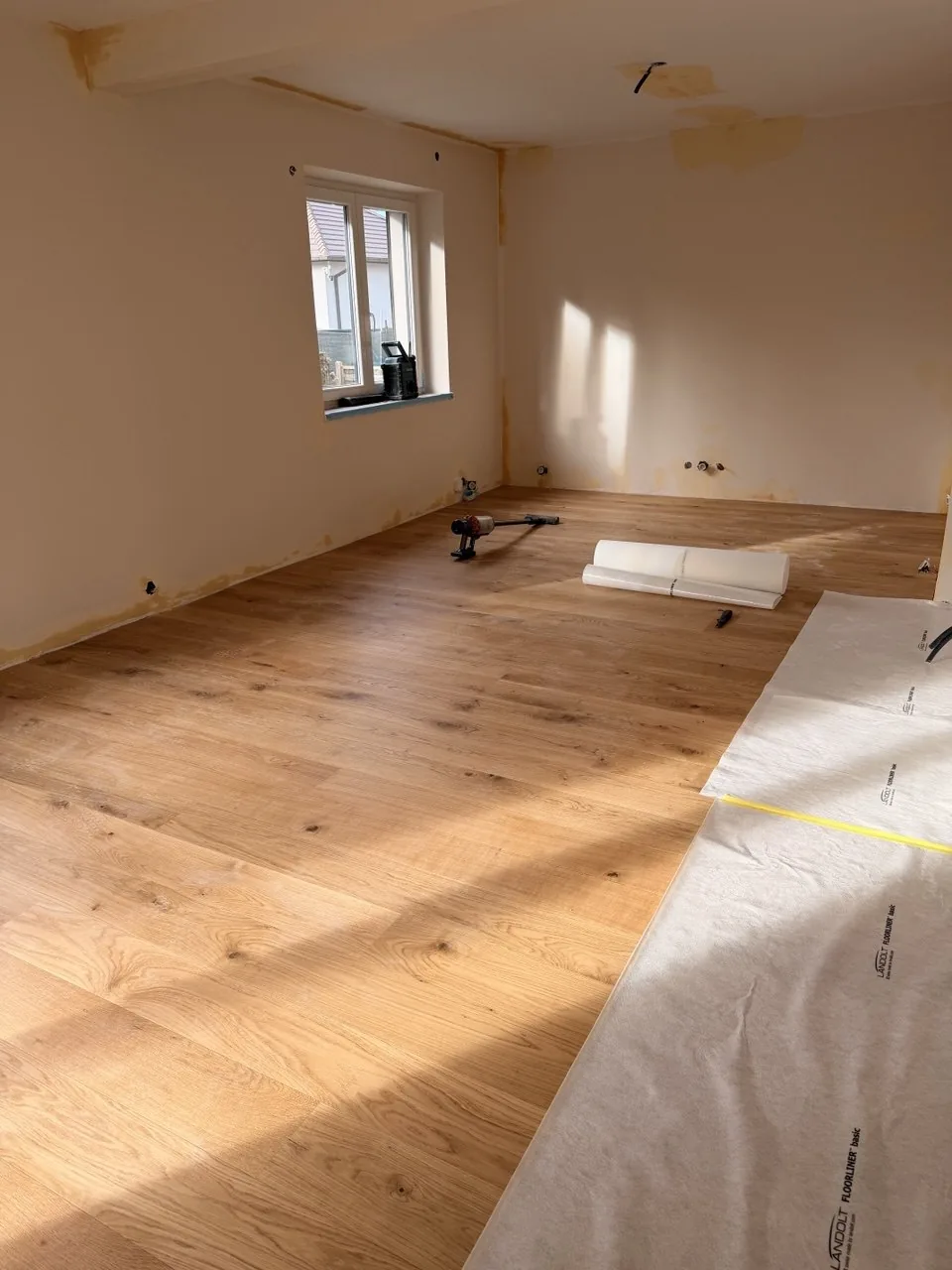 Pose et finition de parquet par un parqueteur (réalisation LPR)