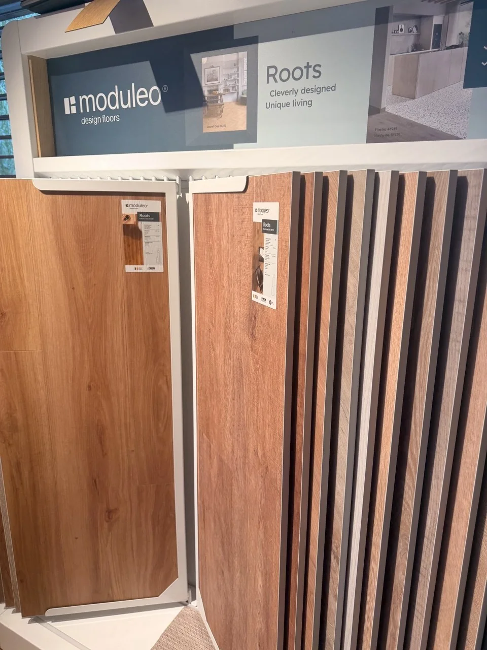 Présentoir Moduleo Roots d’échantillons de sols vinyles imitation bois
