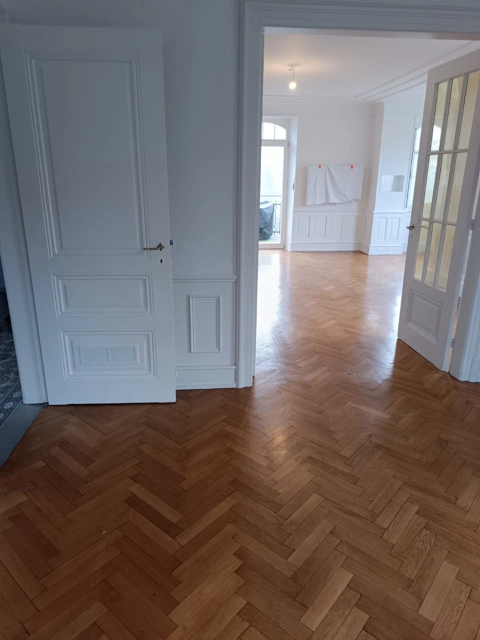 Parquet en point de Hongrie dans une pièce classique aux murs blancs