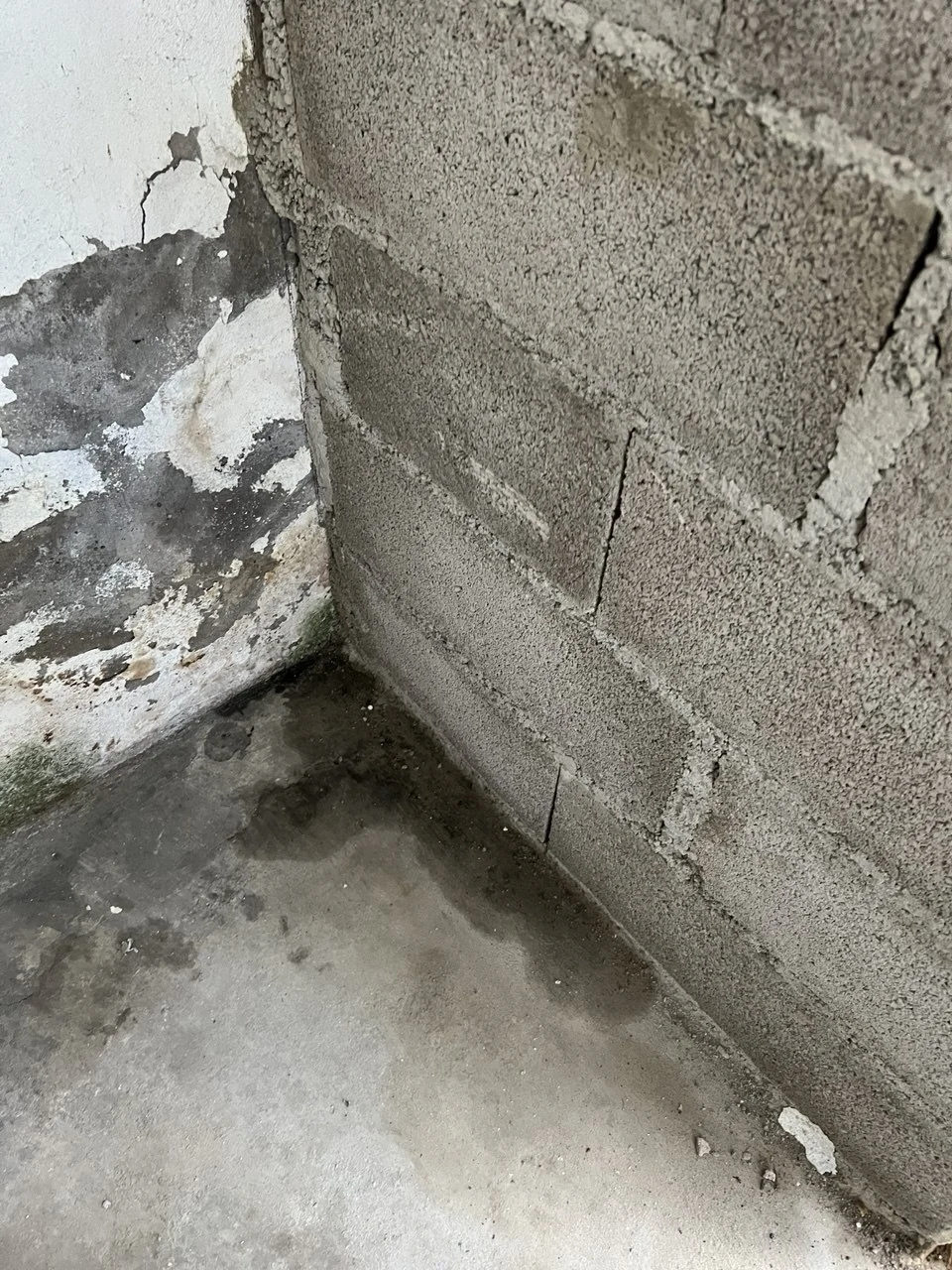 Mur et angle humides avec traces d'infiltration d'eau