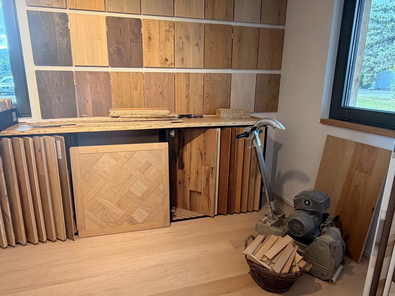 Échantillons de lames et de motifs présentés dans un espace d’exposition