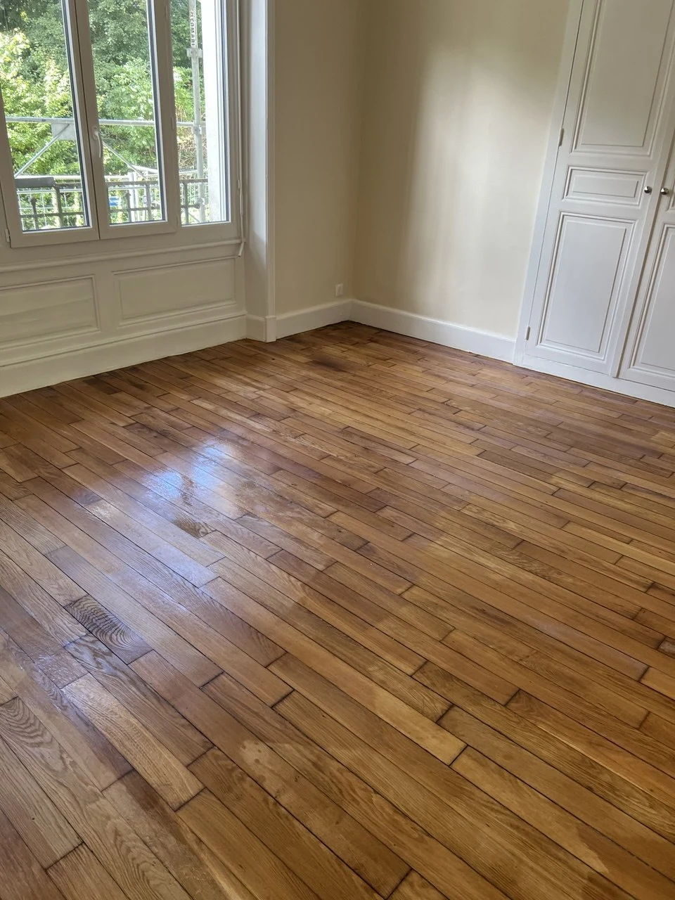 Parquet fraîchement vitrifié, finition brillante dans une pièce lumineuse